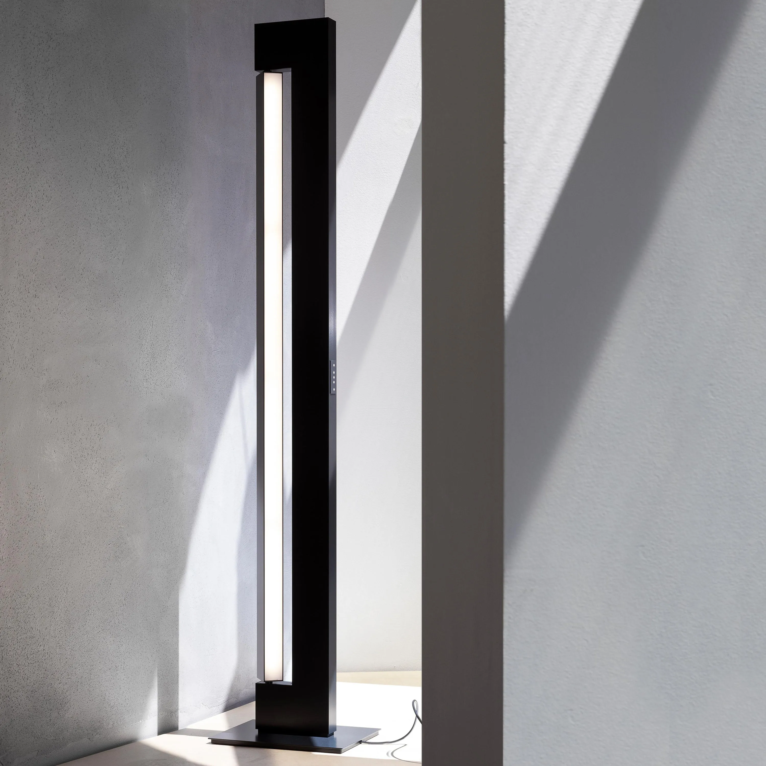 Ara LED Floor Lamp