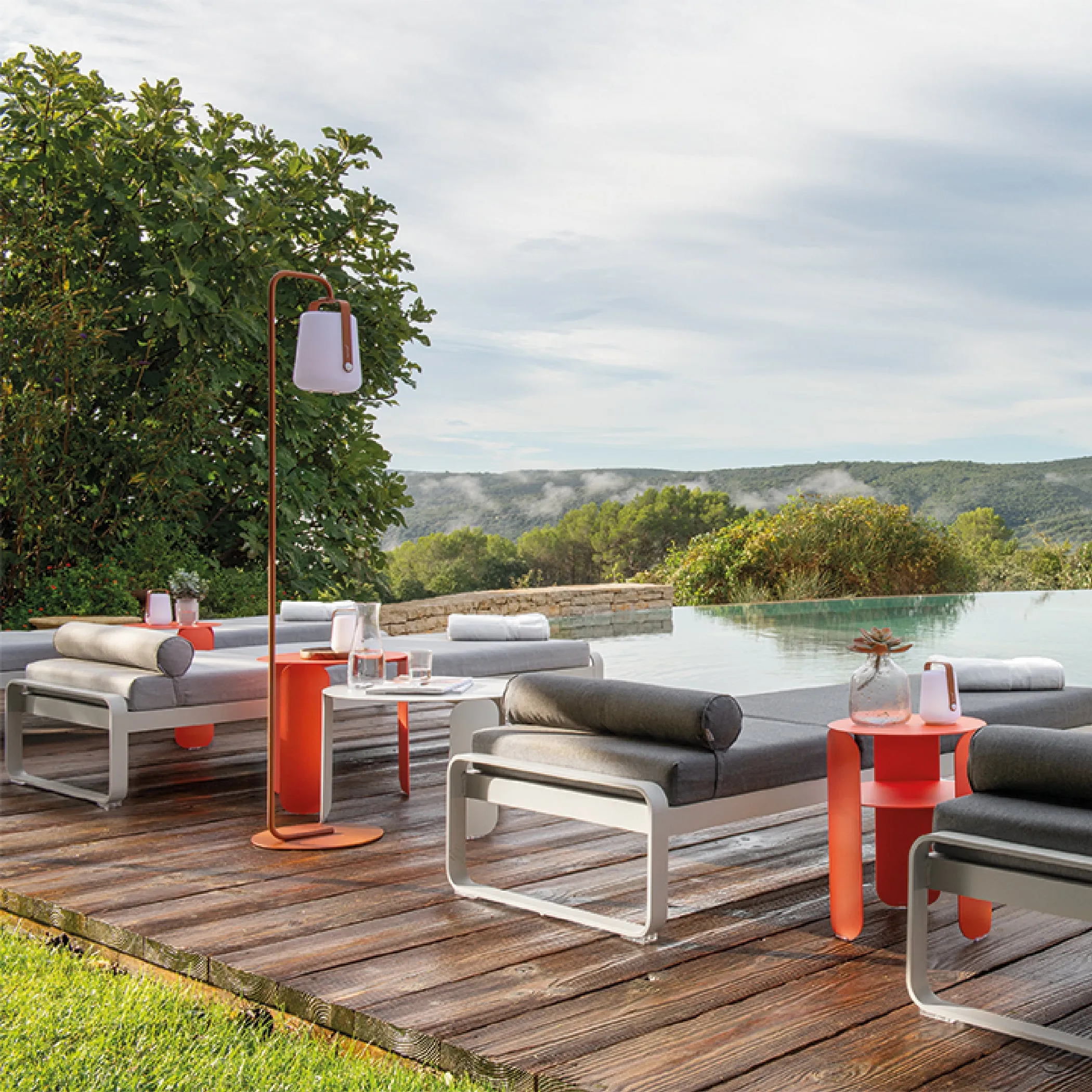 Balad Upright Outdoor Small Stand