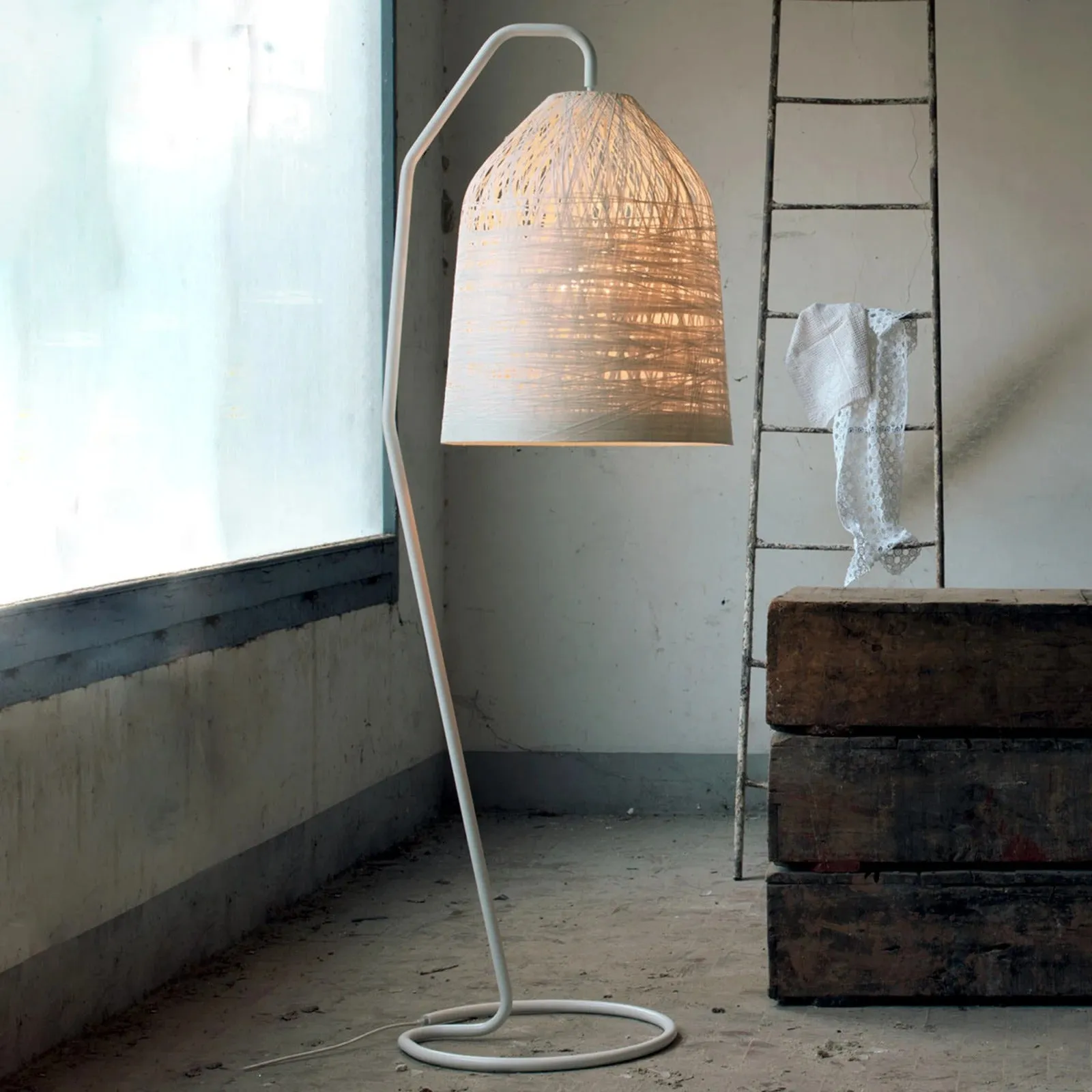Black Out Outdoor Floor Lamp