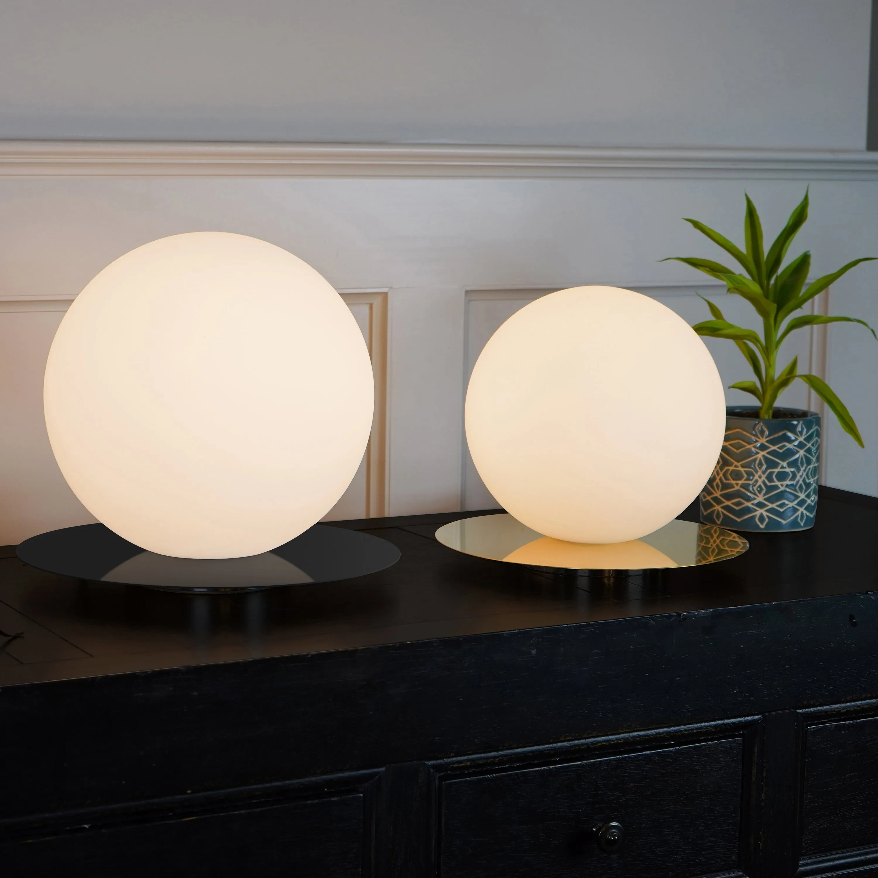 Bola Sphere Table Lamp