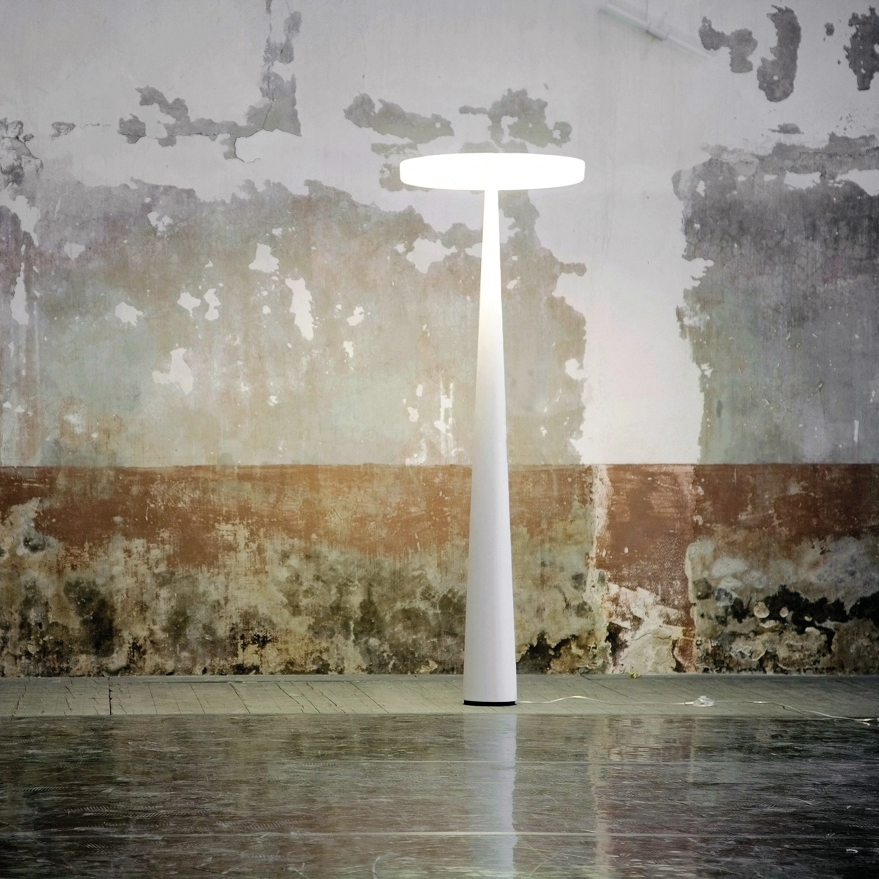 Equilibre Outdoor LED Floor Lamp