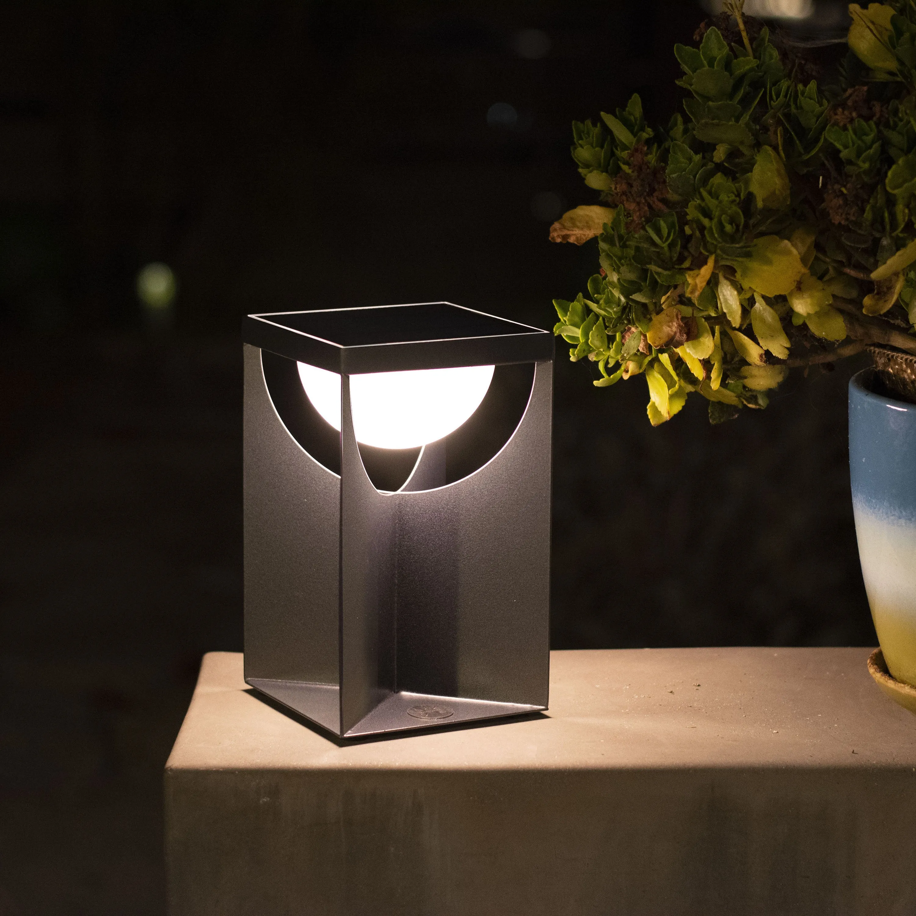Flow Solar Outdoor Table Lamp