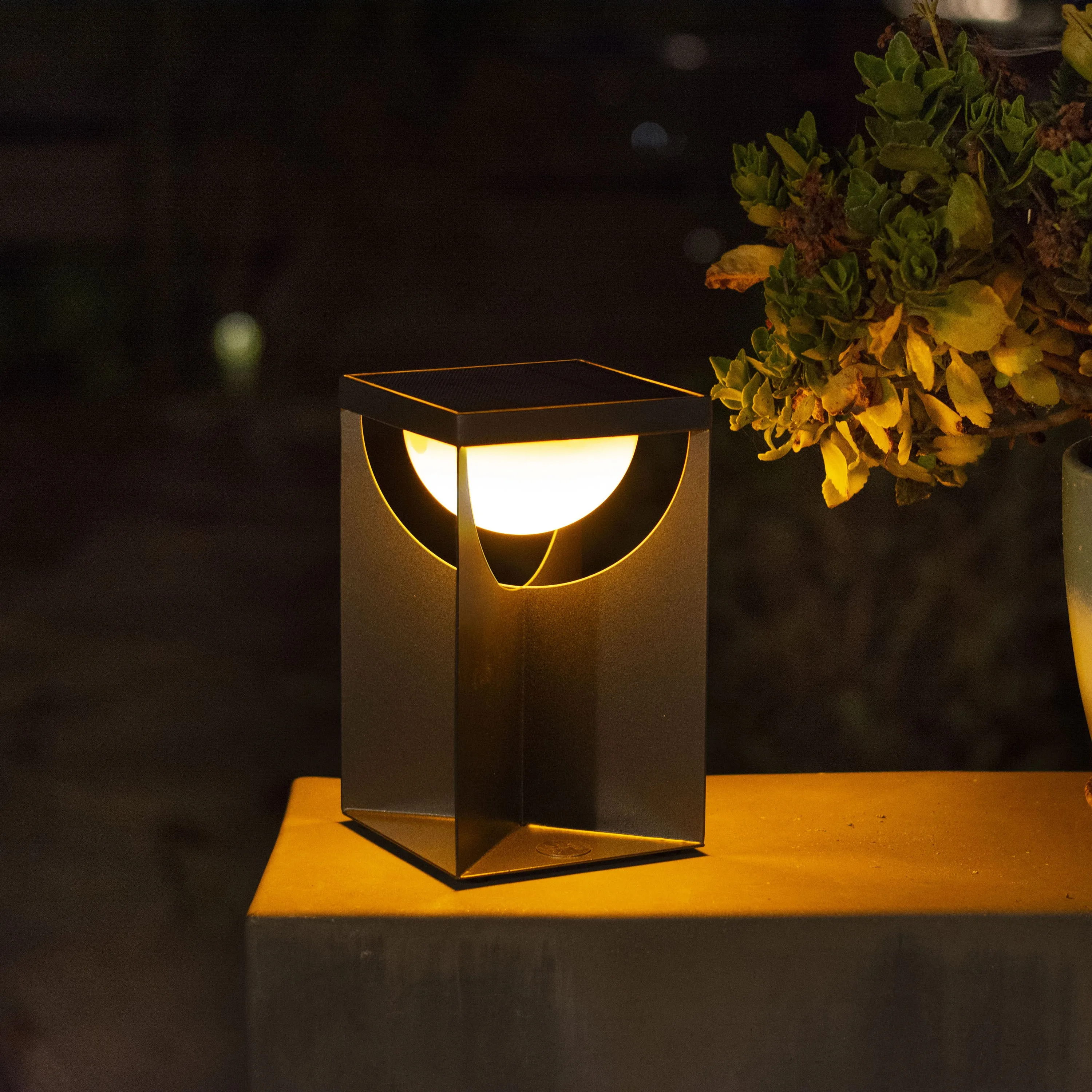 Flow Solar Outdoor Table Lamp