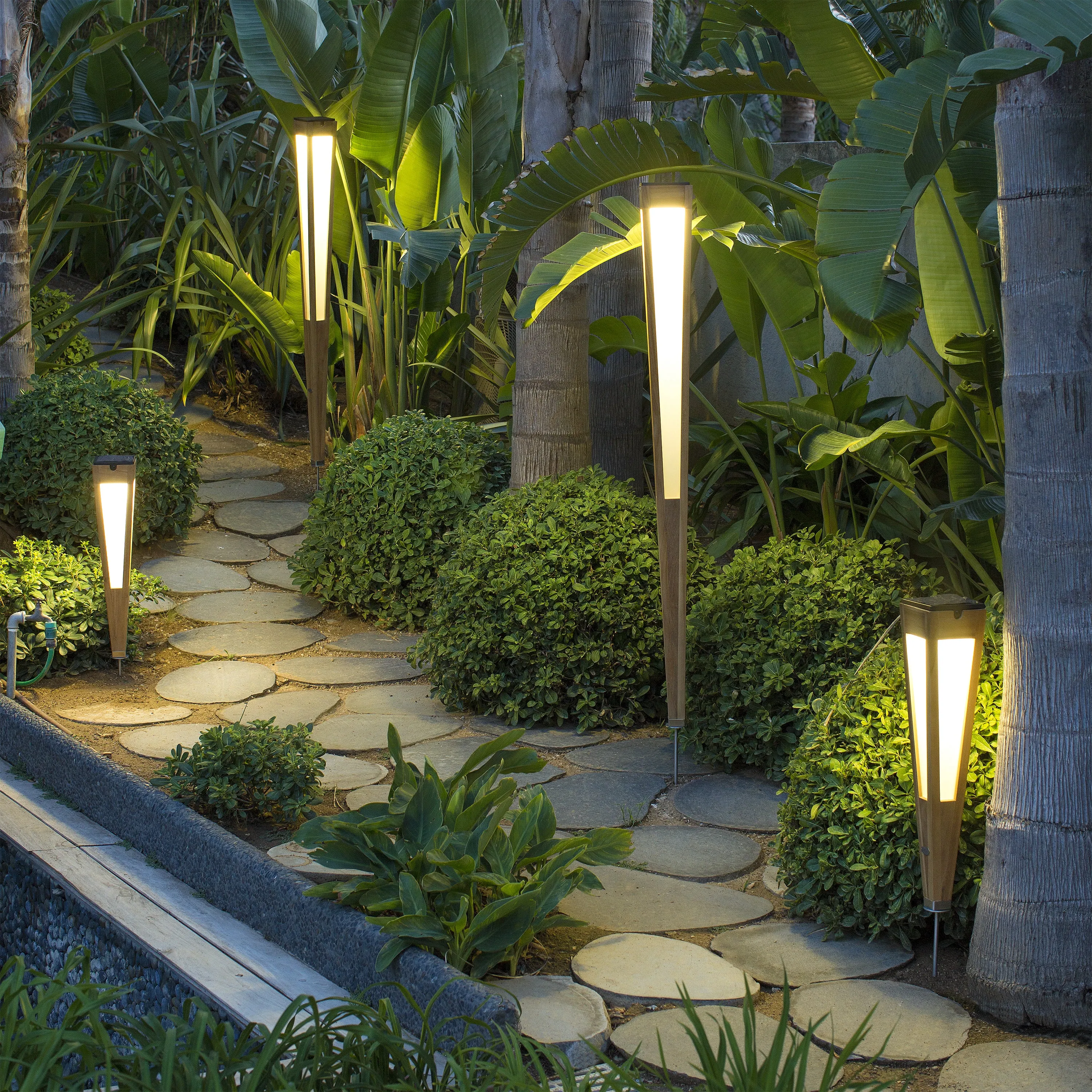 Lanai Solar Outdoor Torch Light