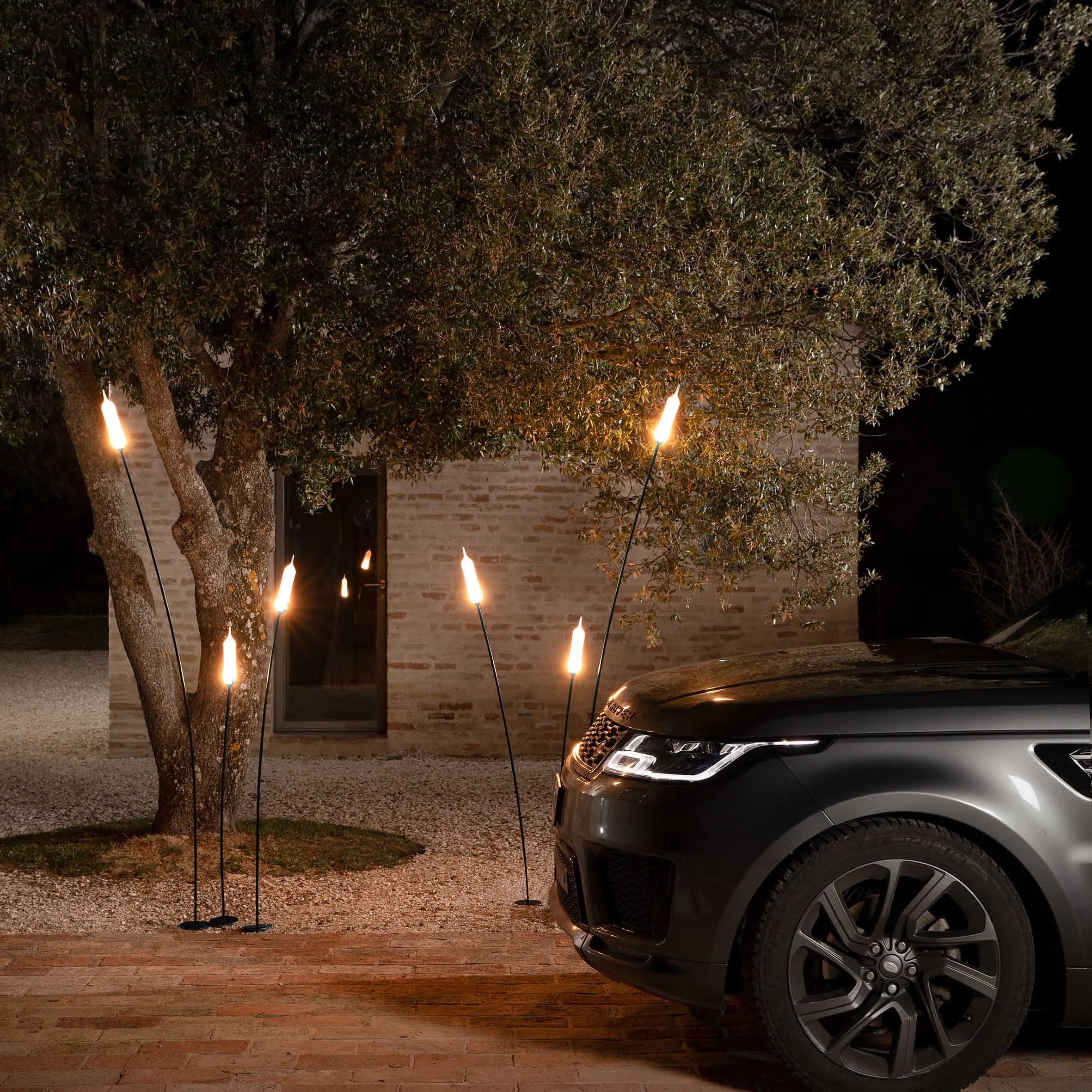 Nilo Spike Outdoor LED Floor Lamp