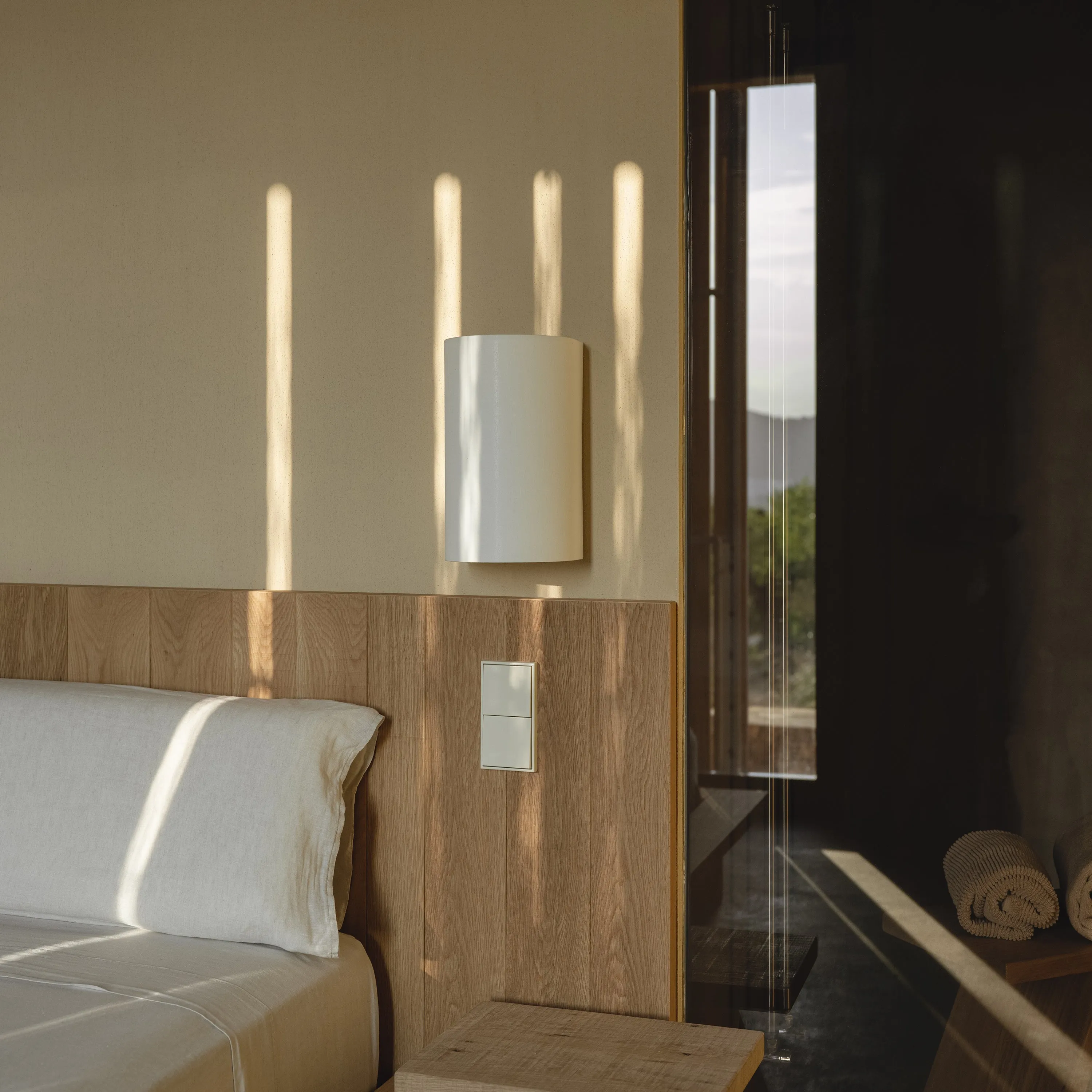 Singular Wall Light