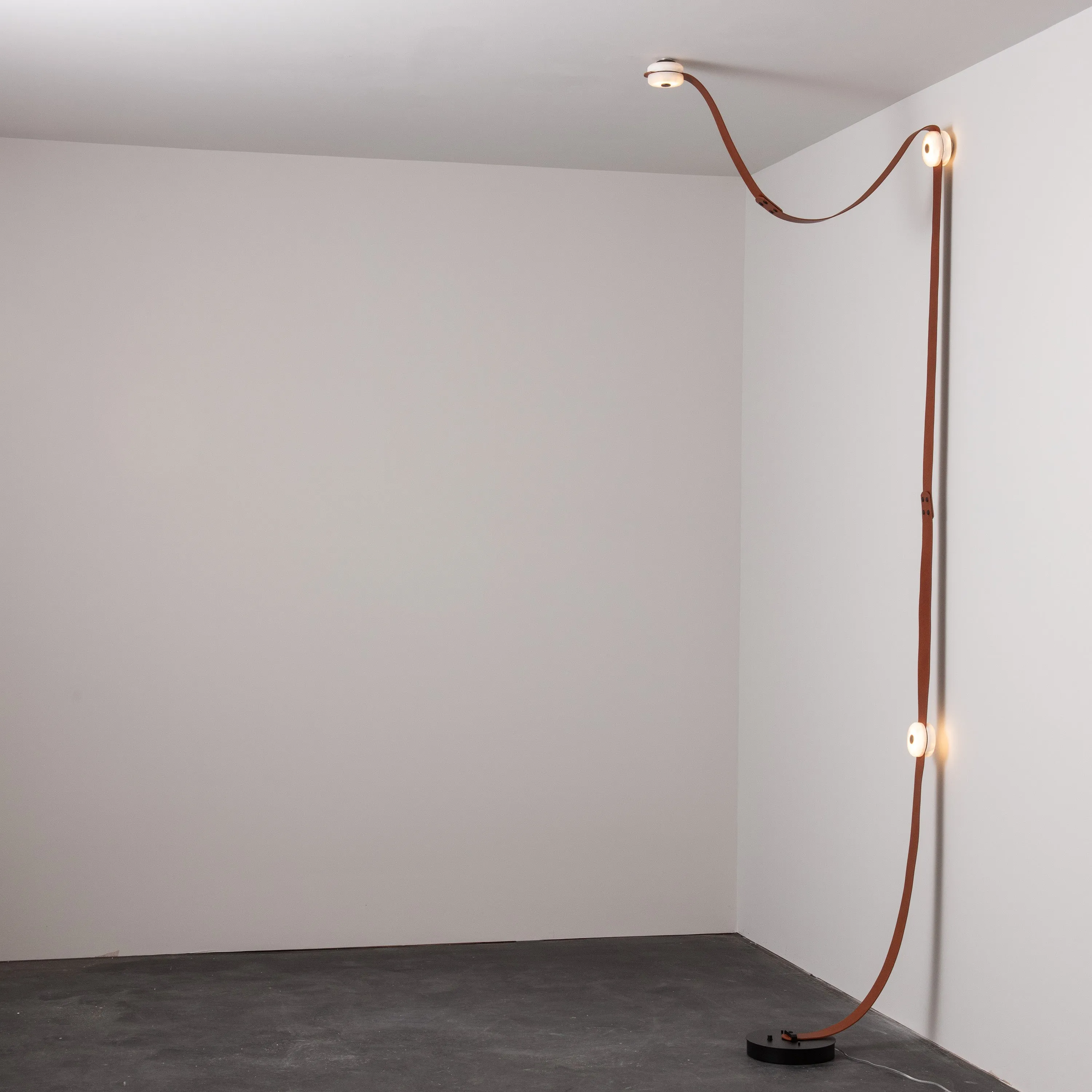Snaps Floor-to-Ceiling Plug-in LED Lamp